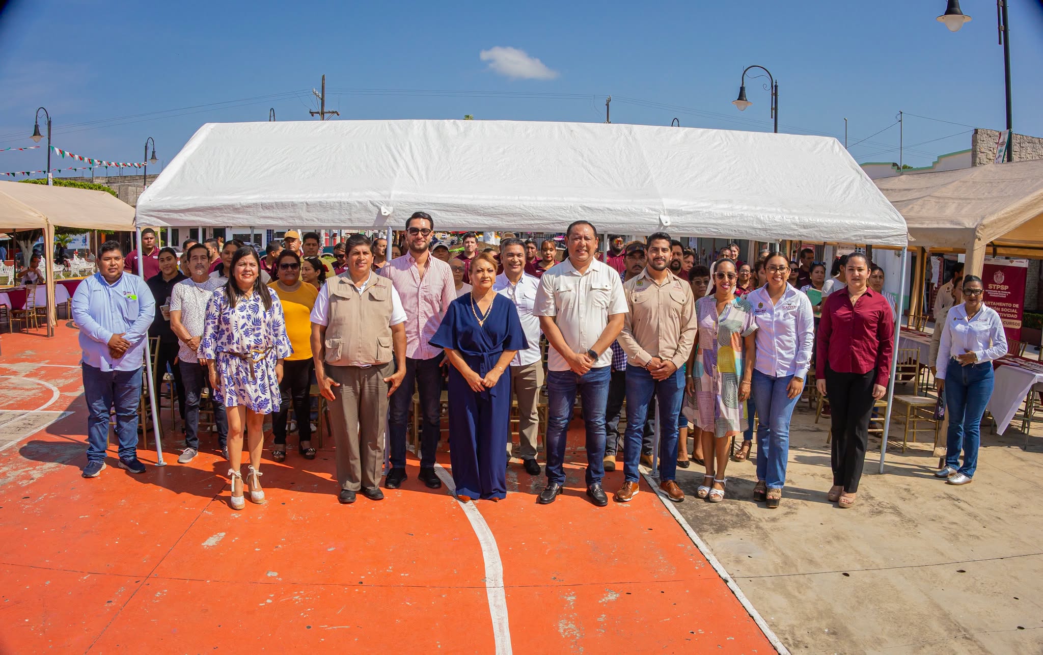 El alcalde de Saltabarranca encabeza la inauguración de la Caravana de Servicios.