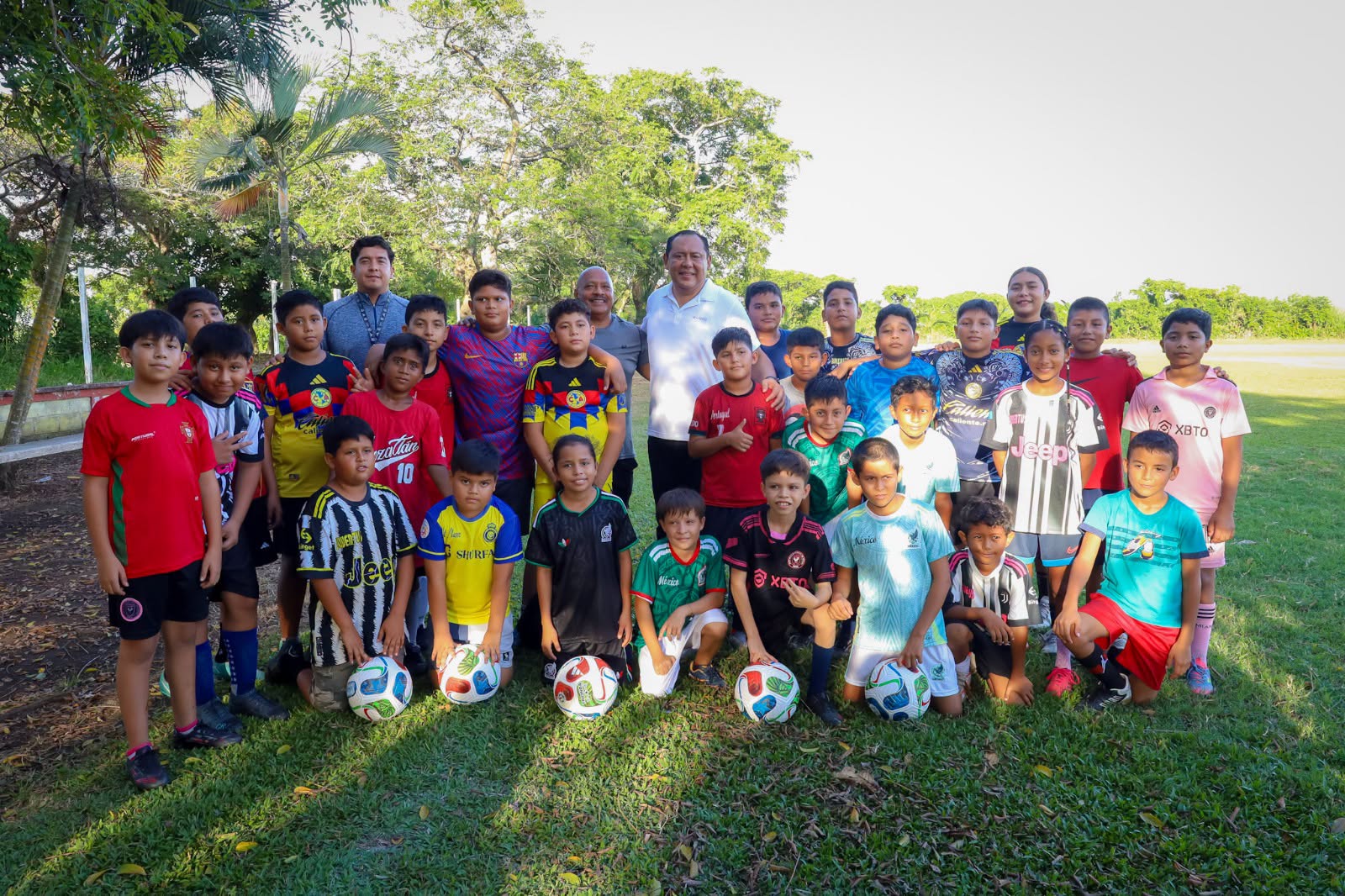 El alcalde municipal dona balones y convive con el equipo de futbol "Lobitos de Saltabarranca"