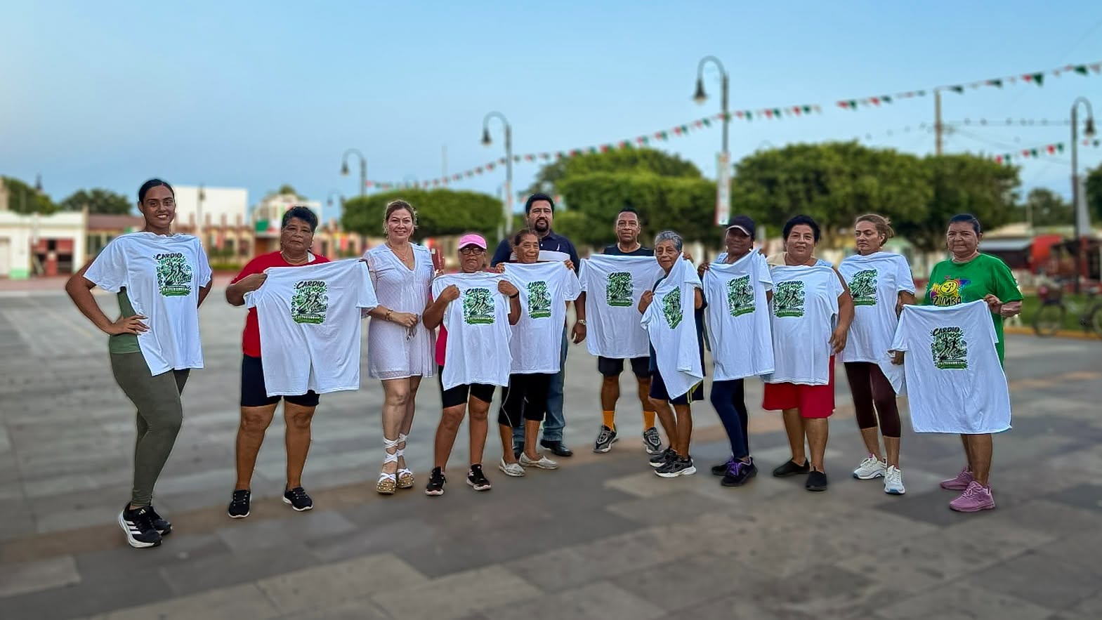 Tesorero Municipal y Guardia de Registro Civil realizan la entrega de playeras a los grupos de Zumba.