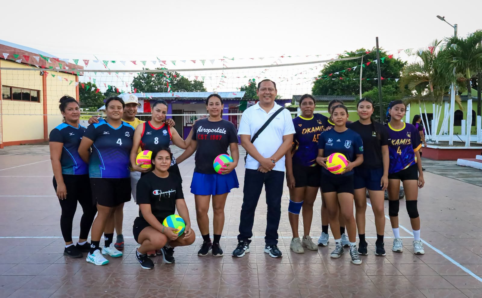 El alcalde municipal dona balones de voleibol a equipo de Zamora Caletón