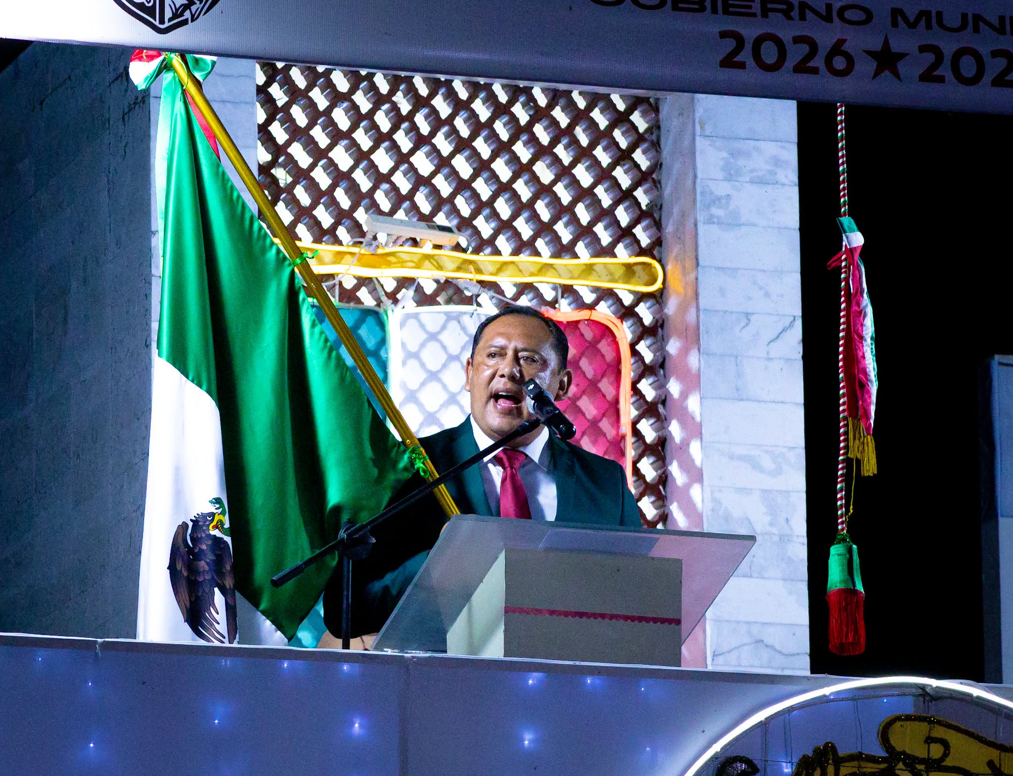 Alcalde municipal dio el tradicional grito de Independencia de México